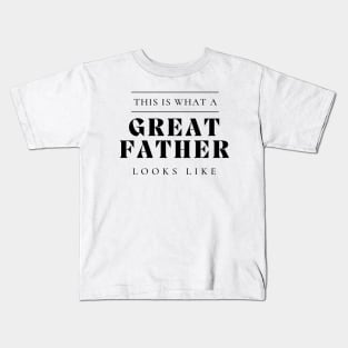 This Is What A Great Father Looks Like. Classic Dad Design for Fathers Day. Kids T-Shirt